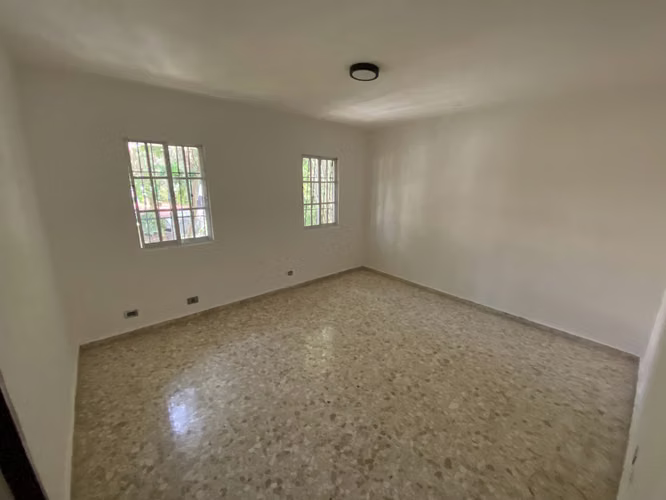 Casa de Dos Niveles en Residencial Cerrado Cuesta Hermosa