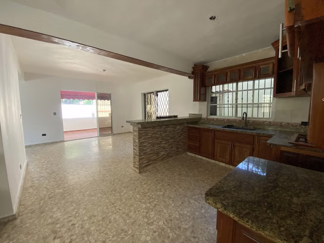 Casa de Dos Niveles en Residencial Cerrado Cuesta Hermosa