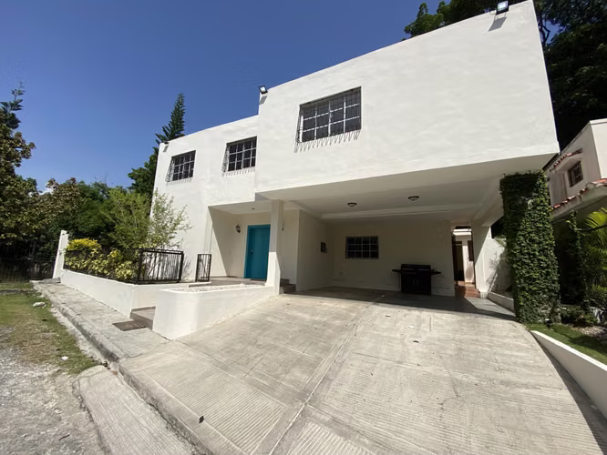 Casa de Dos Niveles en Residencial Cerrado Cuesta Hermosa