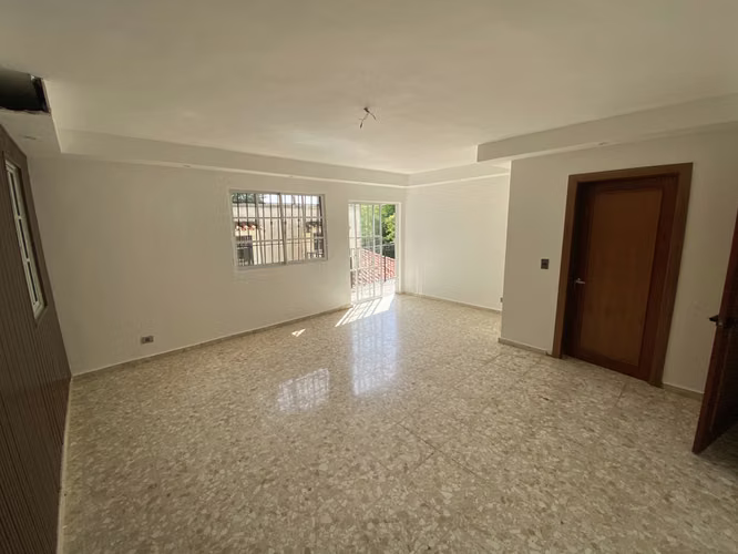 Casa de Dos Niveles en Residencial Cerrado Cuesta Hermosa