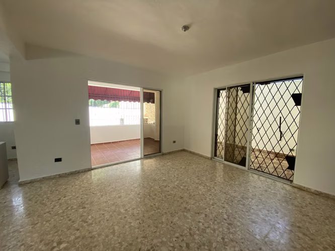 Casa de Dos Niveles en Residencial Cerrado Cuesta Hermosa
