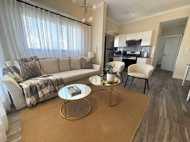 Apartamento Amueblado con dos parqueos en Evaristo Morales Evaristo Morales, Santo Domingo D.N.