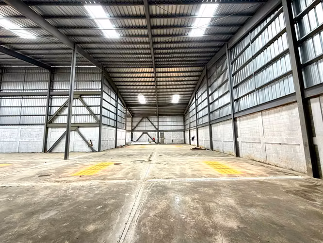 Se alquila nave industrial próximo a la ave. Jacobo Majluta