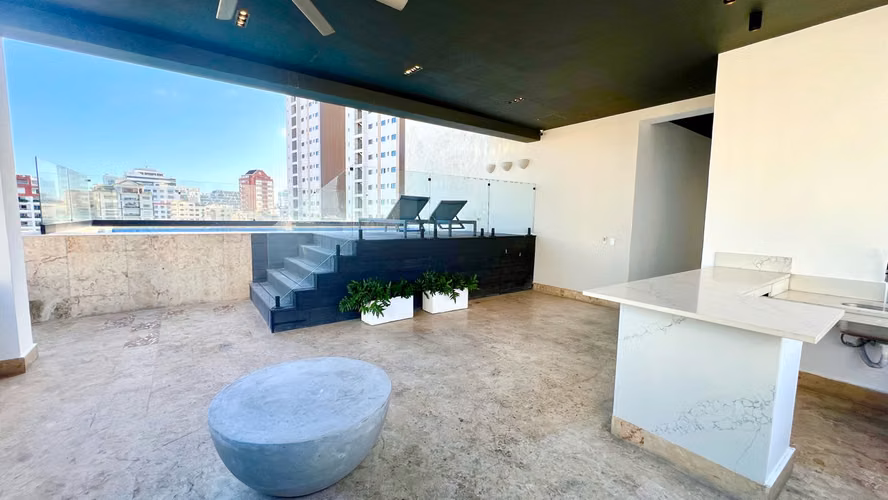 Apartamento de 2 habitaciones en venta con Jacuzzi y terraza privada en torre de lujo en Serralles