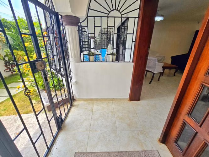 Casa en Alquiler Amueblado en Brisa Oriental Cerca de La Av Acologica