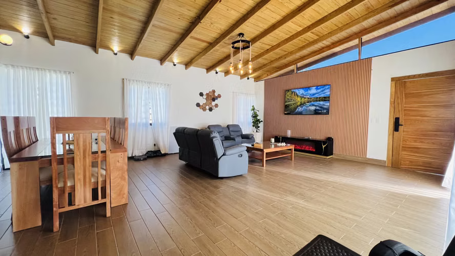 Villa en Venta en Jarabacoa Amueblada con vista a las montañas - Imagen 2