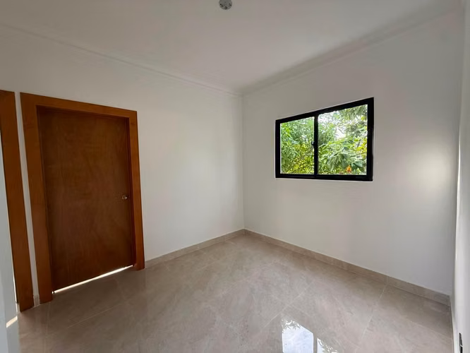 Casa en Venta de 2 Niveles y 3 Habitaciones en los Hidalgos, Santo Domingo Oeste.