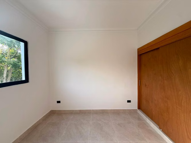 Casa en Venta de 2 Niveles y 3 Habitaciones en los Hidalgos, Santo Domingo Oeste.
