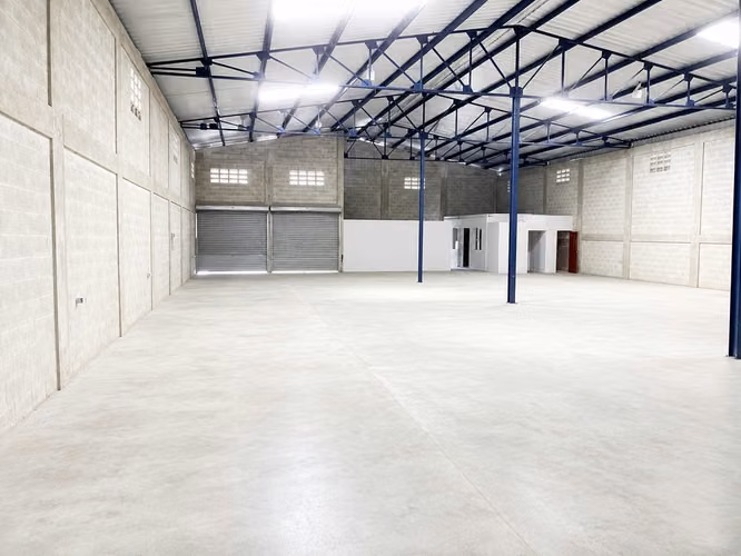 Alquilo Nave de 700 m2 Próximo a Autopista Duarte - Imagen 4