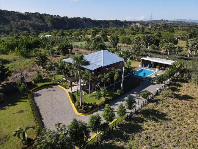 Villa tipo casa de campo en madera rodeada de naturaleza, a solo 30 minutos del Santiago Centro. - Imagen 10