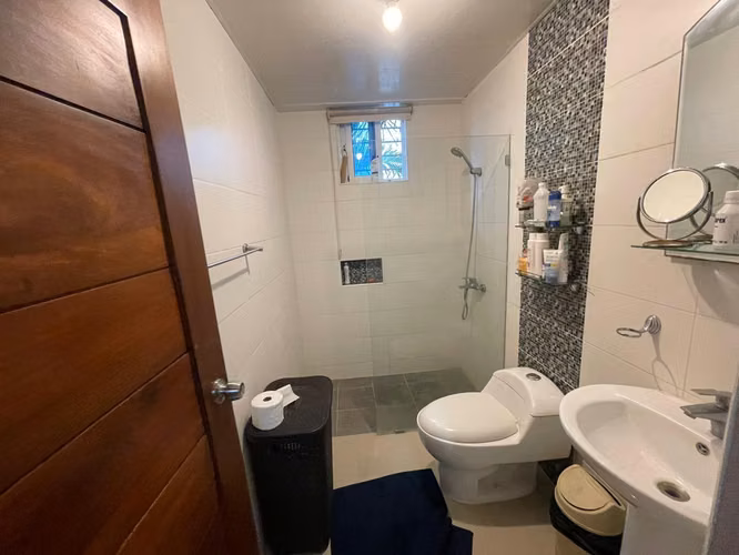2do nivel con terraza y parqueos techados en jardines del sur - Imagen 5