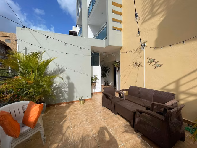 2do nivel con terraza y parqueos techados en jardines del sur - Imagen 2