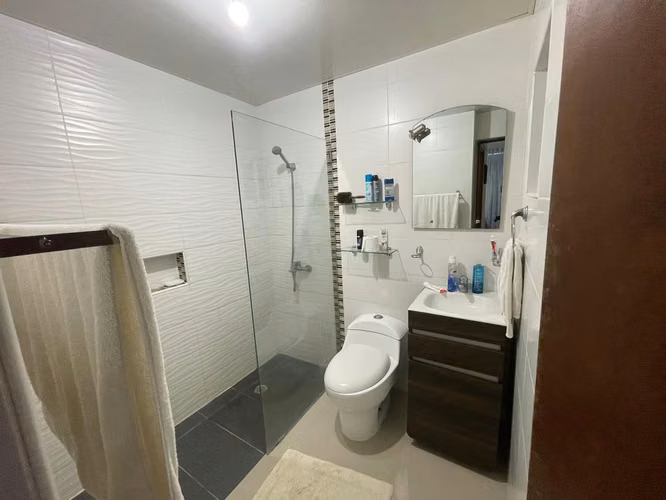 2do nivel con terraza y parqueos techados en jardines del sur - Imagen 6