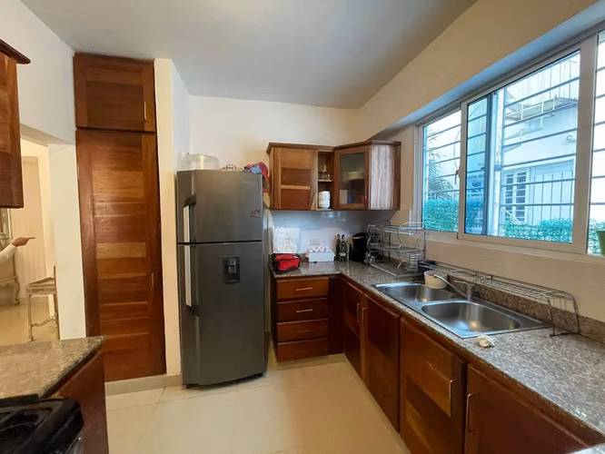 2do nivel con terraza y parqueos techados en jardines del sur - Imagen 4