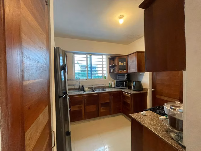 2do nivel con terraza y parqueos techados en jardines del sur - Imagen 3