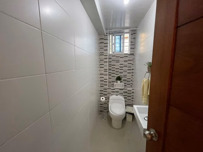 2do nivel con terraza y parqueos techados en jardines del sur - Imagen 7