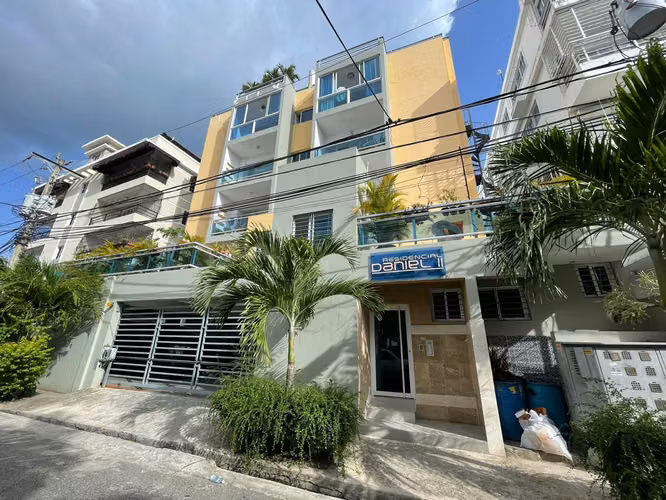 2do nivel con terraza y parqueos techados en jardines del sur