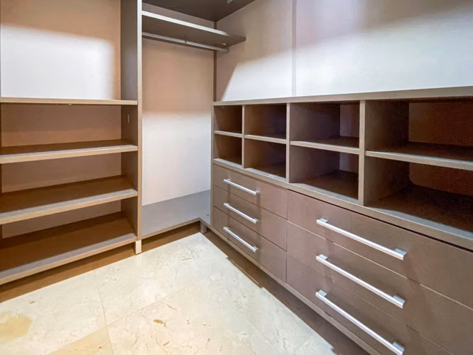Apartamento en venta en Piantini con área social y 4 parqueos - Imagen 11