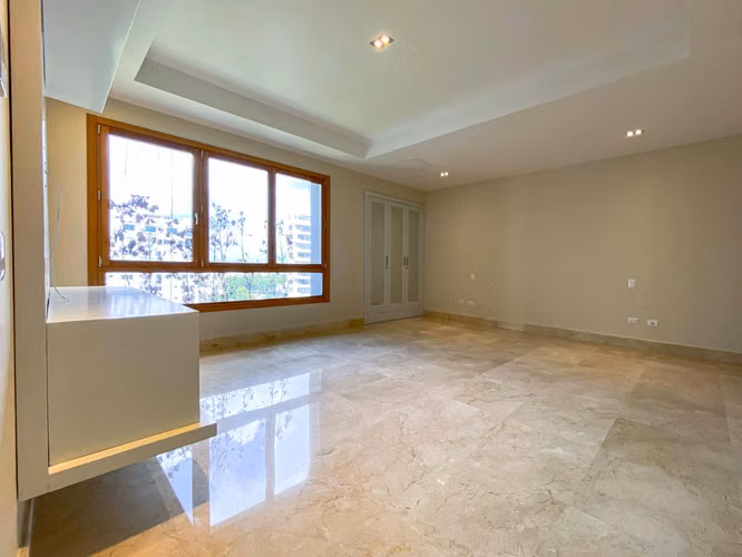 Apartamento en venta en Piantini con área social y 4 parqueos - Imagen 4