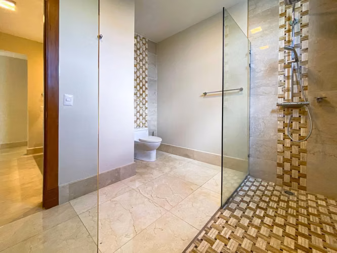 Apartamento en venta en Piantini con área social y 4 parqueos - Imagen 5
