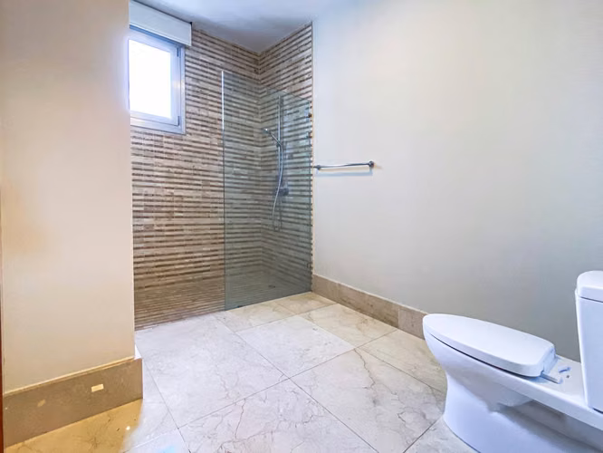 Apartamento en venta en Piantini con área social y 4 parqueos - Imagen 9