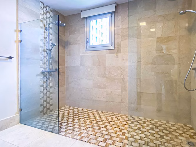 Apartamento en venta en Piantini con área social y 4 parqueos - Imagen 6