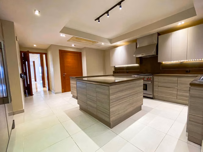 Apartamento en venta en Piantini con área social y 4 parqueos - Imagen 15