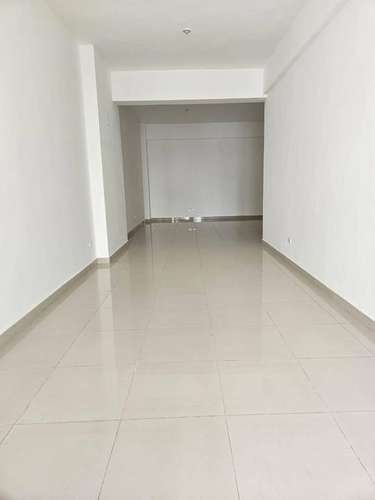 Local comercial en alquiler en plaza comercial en la Urbanización Fernandez