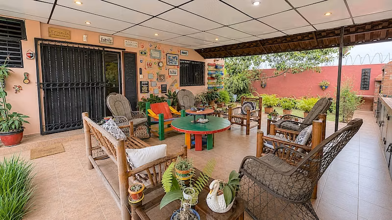  Casa de 2 Niveles en Residencial Cerrado | Amplios Espacios. Próximo a la Embajada Americana. - Imagen 2