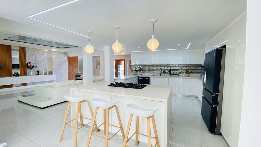Mansión Elegante en Cerro Alto | Ingresos Mensuales Activos en Airbnb - Imagen 5