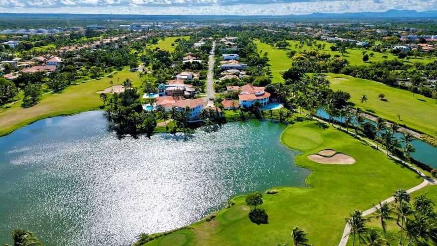 En Alquiler Villa privada en Punta Cana con Piscina y Vista al Golf - Imagen 18