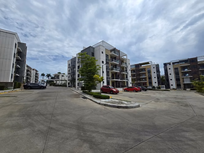 Apartamento en 2do Piso Detrás de la Embajada Americana, Residencial Aura Garden  
