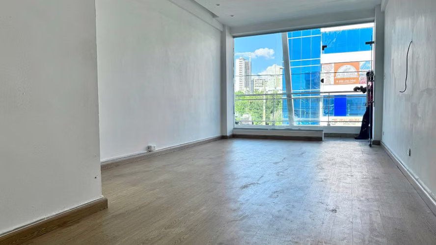 Local SEGUNDO PISO en alquiler en Evaristo Morales  Plaza comercial Segundo piso 30 metros Baño interno 14 Parqueos Segu - Imagen 3