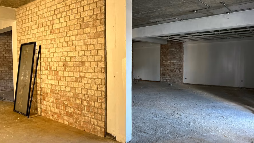 LOCAL | SEGUNDO PISO | PLAZA COMERCIAL | GAZCUE  • 180 m2 • 10 parqueos No salones de belleza  No iglesias, no banca, no - Imagen 3