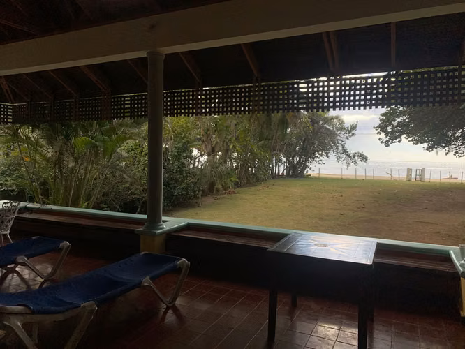 Terreno en venta en PRIMERA LINEA DE PLAYA, Juan Dolio  Frente a la playa 1691 metros de terreno 670 metros de construcc - Imagen 3