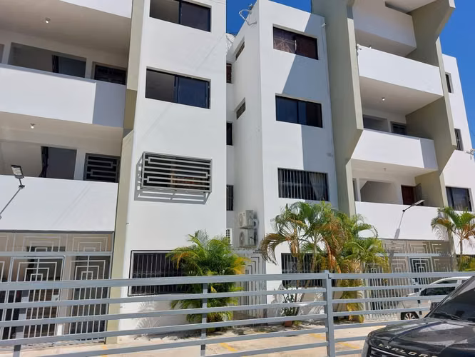 Se alquila apartamento totalmente remodelado de una habitación en Urb. Tropical a pasos de UNICARIBE. 