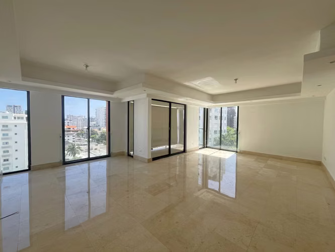 Apartamento en Alquiler en Piantini de TRES Habitaciones con Línea Blanca 