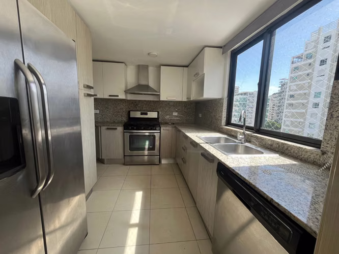 Apartamento en Alquiler en Piantini de TRES Habitaciones con Línea Blanca  - Imagen 7