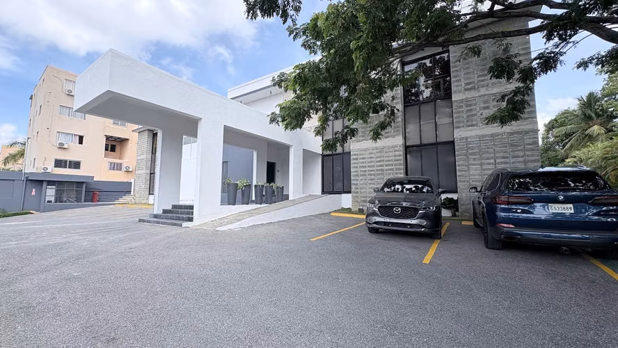Alquiler Edificio en Arroyo Hondo. 31 parqueos -900 m2 construcción