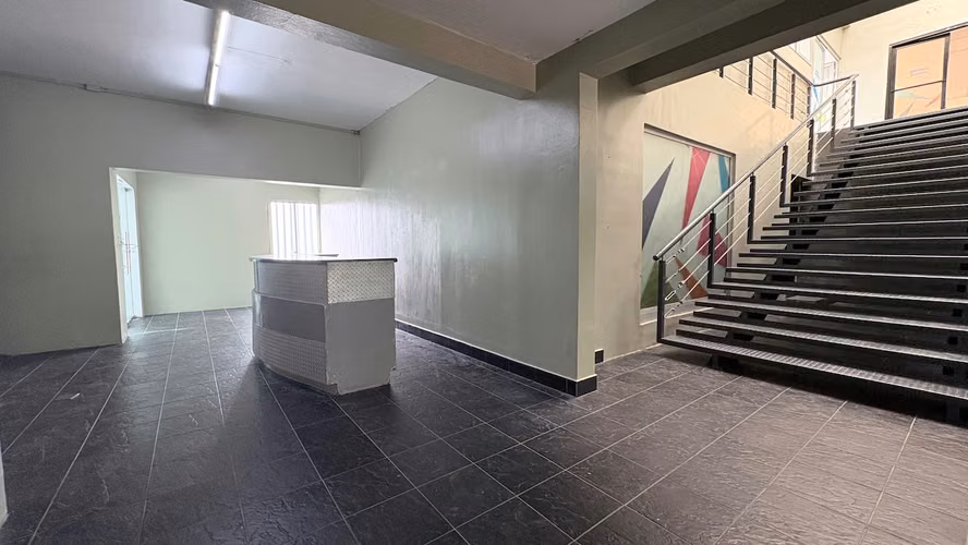 Alquiler Edificio en Arroyo Hondo. 31 parqueos -900 m2 construcción - Imagen 12