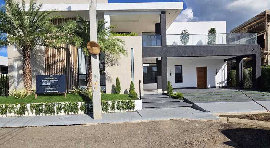 Casa con piscina en residencial privado