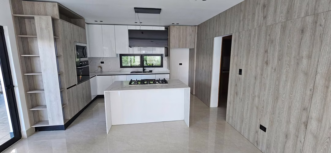 Casa con piscina en residencial privado - Imagen 2