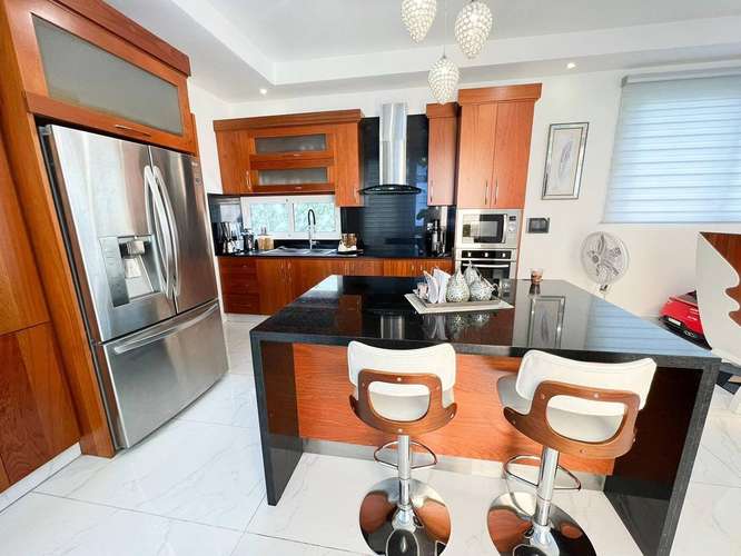 Moderna y Amplia Casa de 4 Habitaciones con Piscina, 4 Parqueos y Paneles Solares de Venta en Casilda Cerros de Gurabo! - Imagen 7