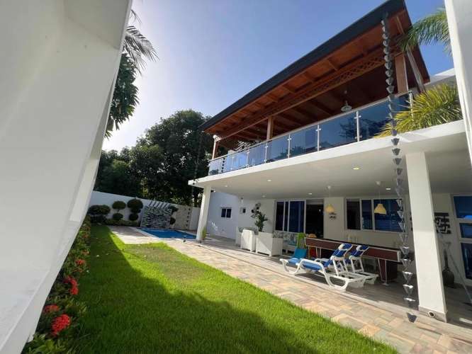 Moderna y Amplia Casa de 4 Habitaciones con Piscina, 4 Parqueos y Paneles Solares de Venta en Casilda Cerros de Gurabo! - Imagen 11