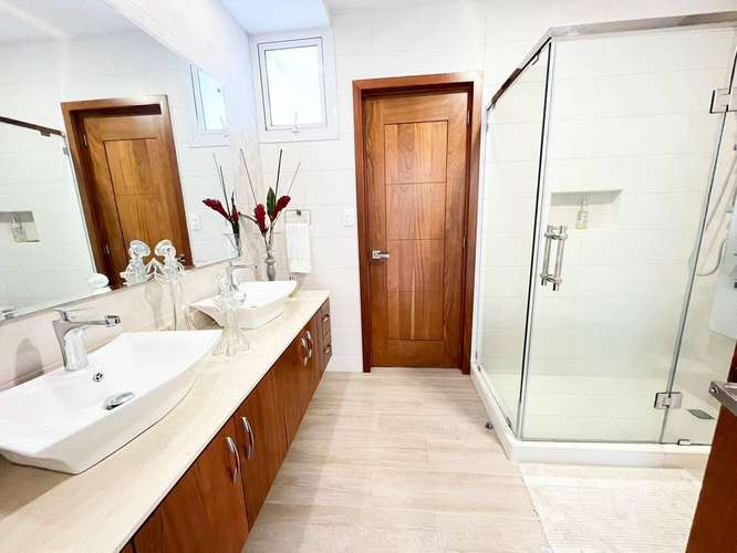 Moderna y Amplia Casa de 4 Habitaciones con Piscina, 4 Parqueos y Paneles Solares de Venta en Casilda Cerros de Gurabo! - Imagen 16