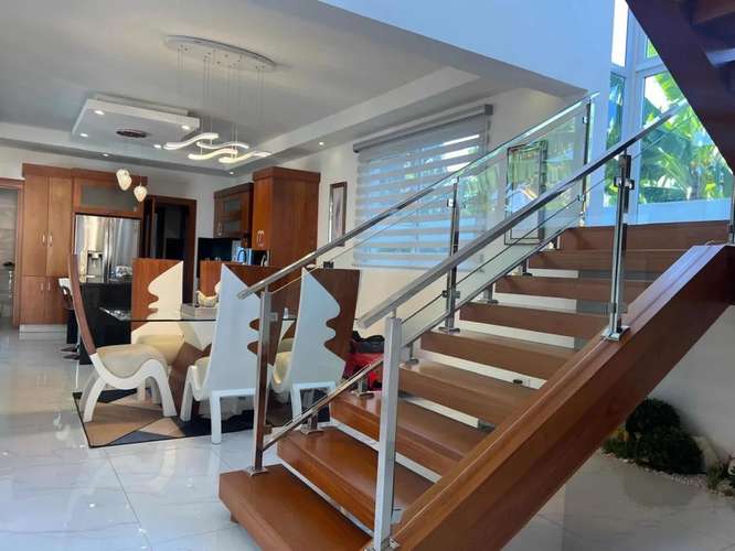 Moderna y Amplia Casa de 4 Habitaciones con Piscina, 4 Parqueos y Paneles Solares de Venta en Casilda Cerros de Gurabo! - Imagen 5
