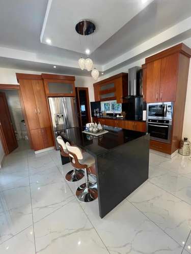 Moderna y Amplia Casa de 4 Habitaciones con Piscina, 4 Parqueos y Paneles Solares de Venta en Casilda Cerros de Gurabo! - Imagen 6