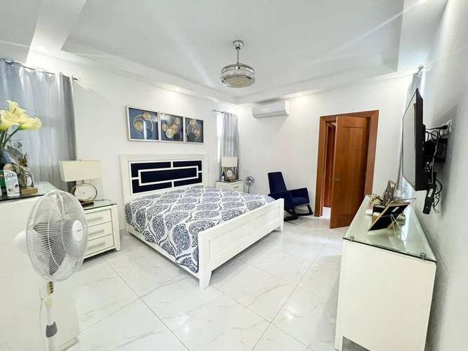 Moderna y Amplia Casa de 4 Habitaciones con Piscina, 4 Parqueos y Paneles Solares de Venta en Casilda Cerros de Gurabo! - Imagen 4