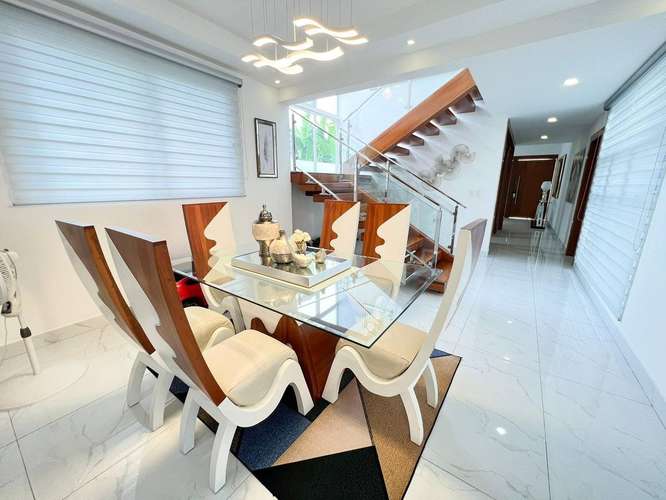 Moderna y Amplia Casa de 4 Habitaciones con Piscina, 4 Parqueos y Paneles Solares de Venta en Casilda Cerros de Gurabo! - Imagen 8