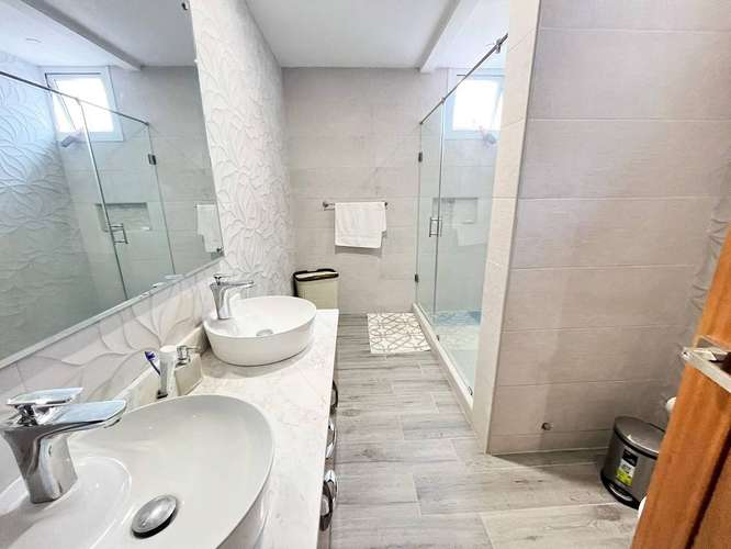 Moderna y Amplia Casa de 4 Habitaciones con Piscina, 4 Parqueos y Paneles Solares de Venta en Casilda Cerros de Gurabo! - Imagen 14